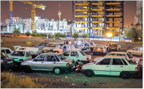 راننده‌های اسنپ و تپسی که شب‌ها در یک گود می‌خوابند